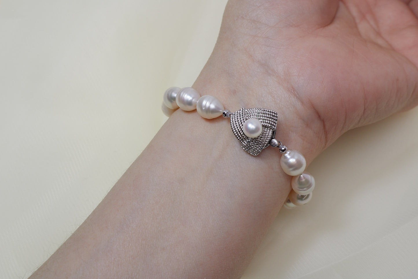 White South Sea Pearl Bracelet SSPB0010524