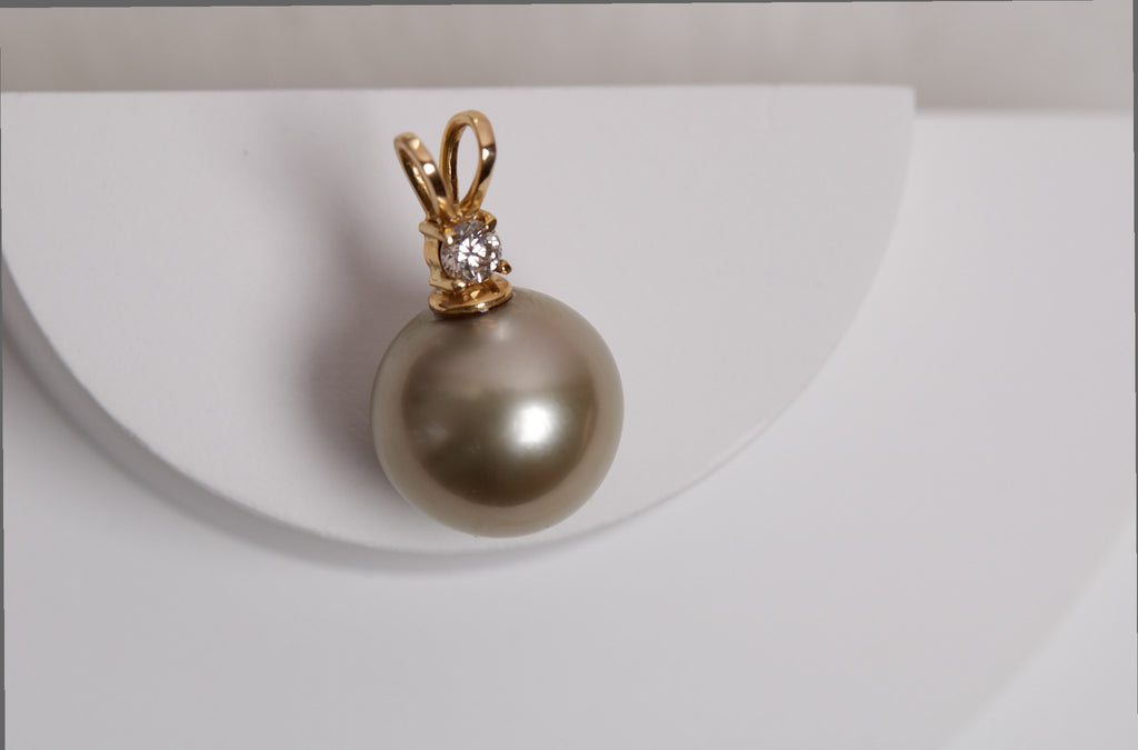 Tahitian Pearl Pendant with 3.5mm Diamond