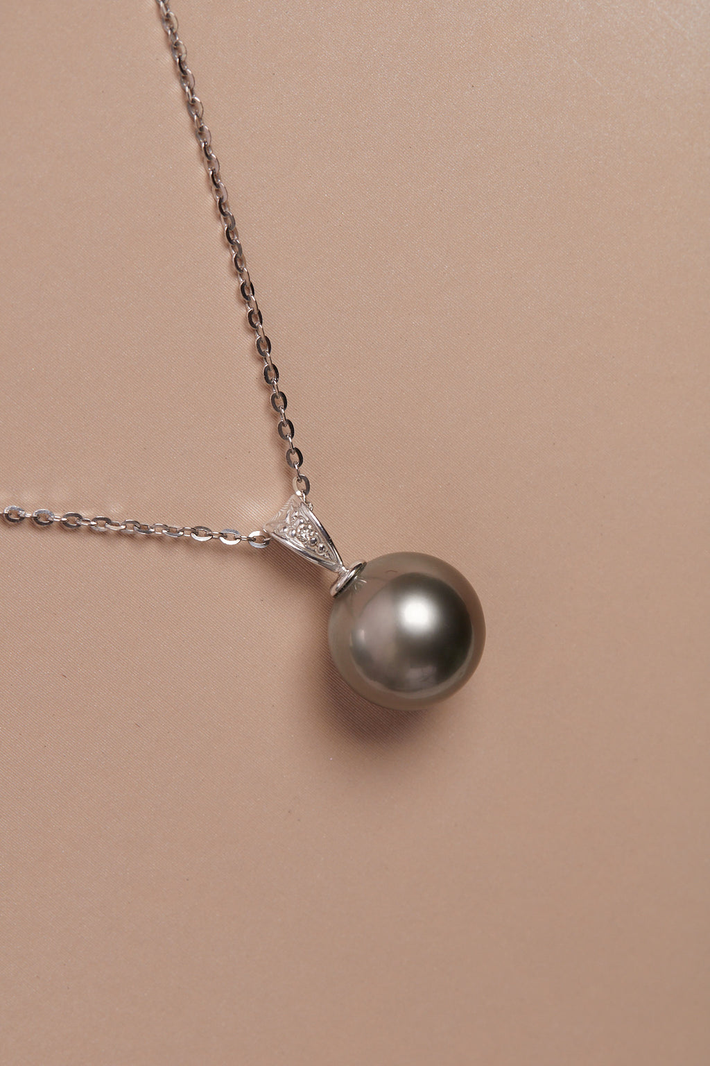 Tahitian Pearl Pendant with 18K White Gold and Diamond