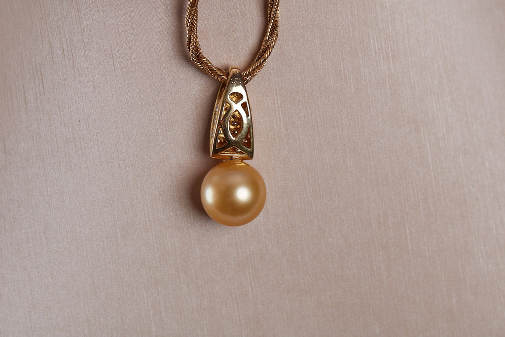 GOLDEN SOUTH SEA PEARL PENDANT WITH 18K YELLOW GOLD & DIAMOND CHAIN