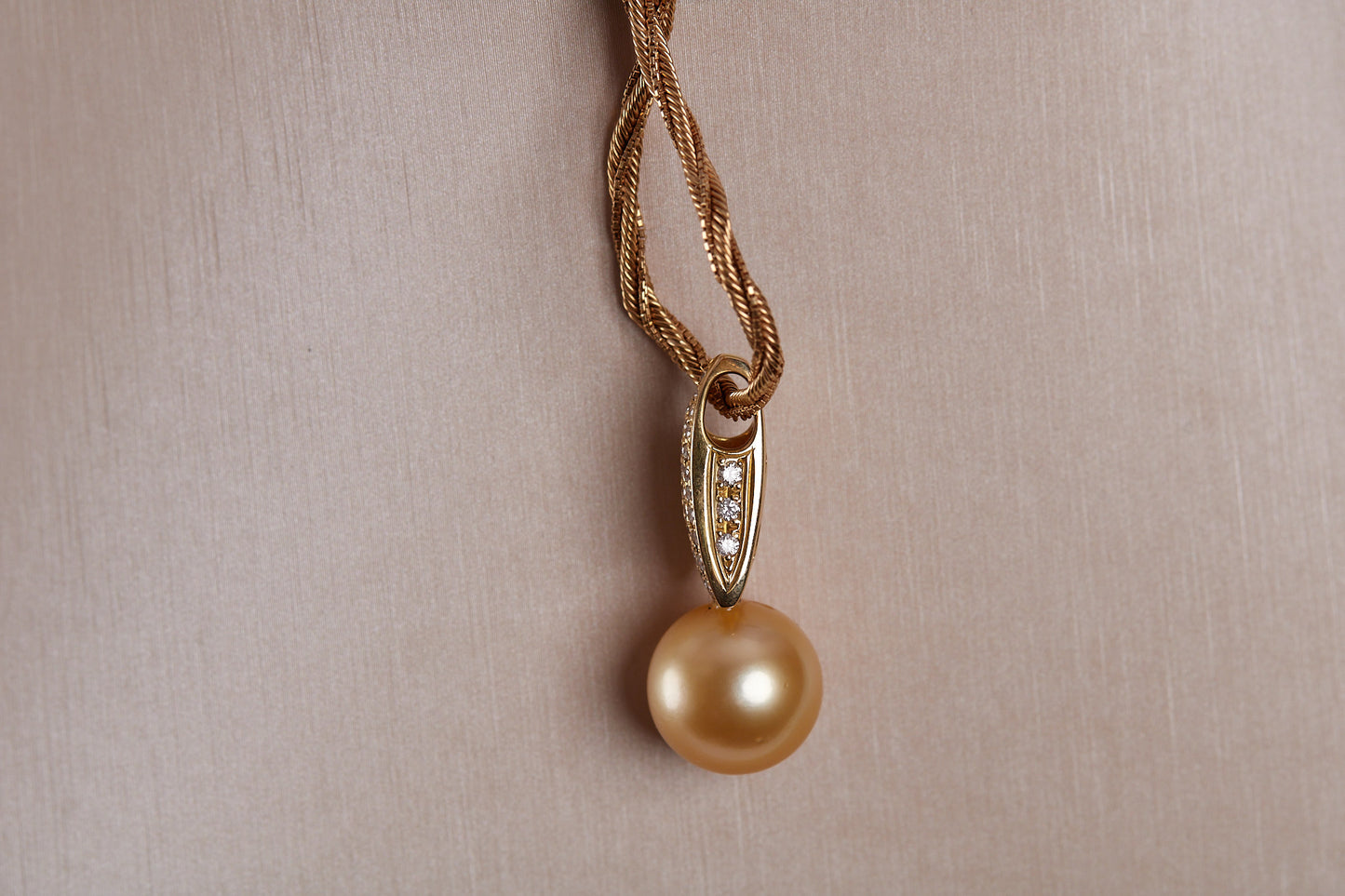 GOLDEN SOUTH SEA PEARL PENDANT WITH 18K YELLOW GOLD & DIAMOND CHAIN