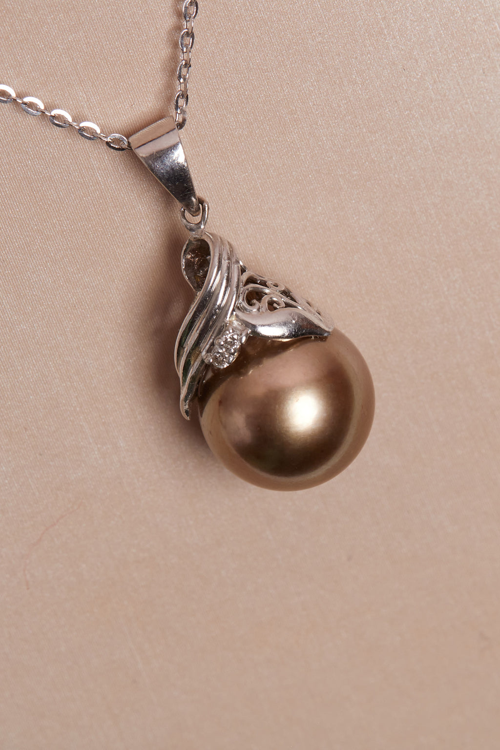 PT900-DIAMOND 0.02CT TAHITIAN PEARL LEAF OVERLAY PENDANT