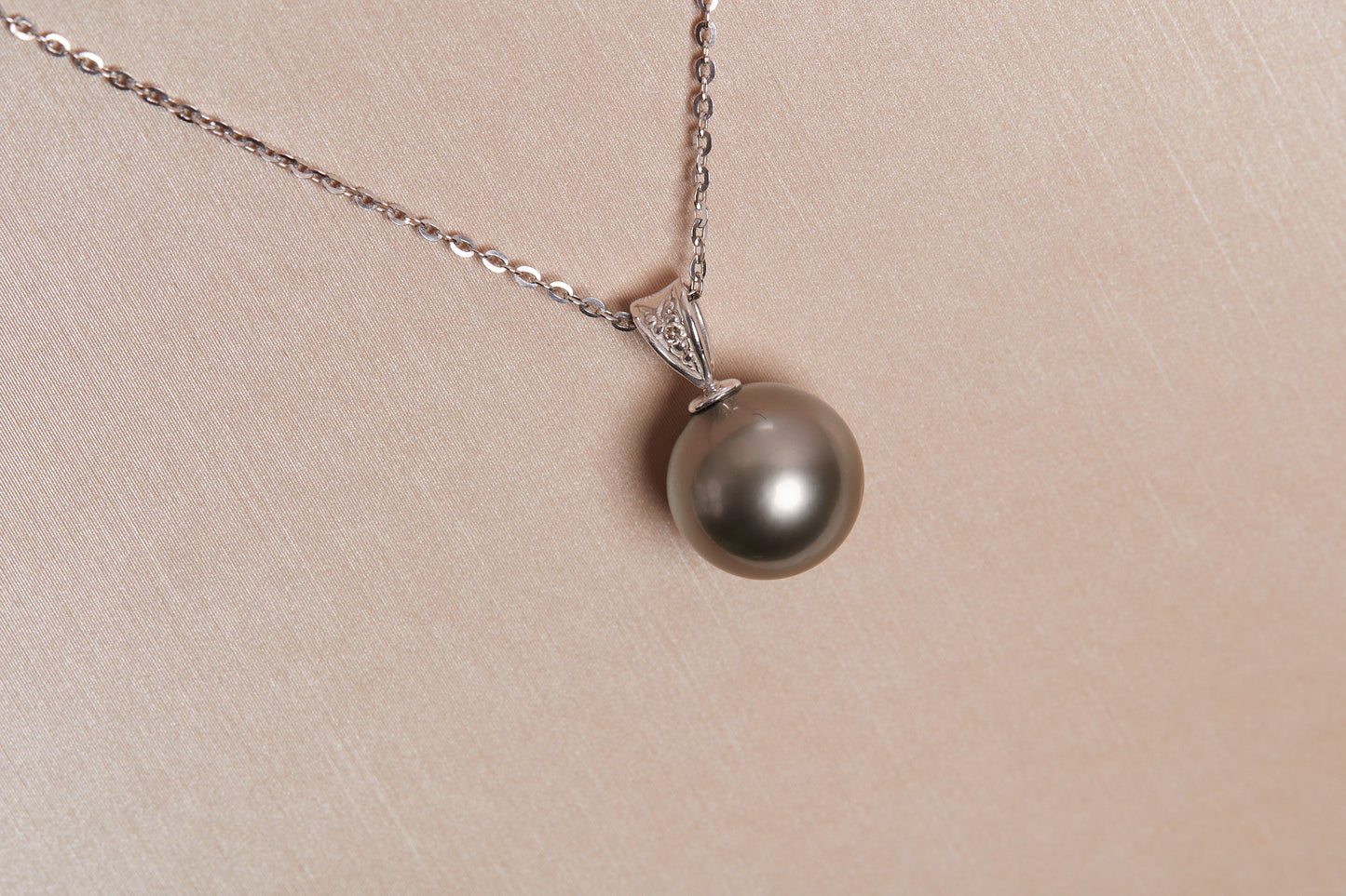 Tahitian Pearl Pendant with 18K White Gold and Diamond