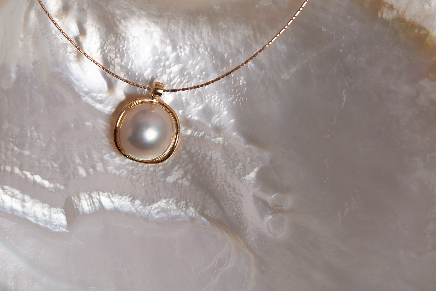 MABE SEA PEARL PENDANT WITH 18K YELLOW GOLD