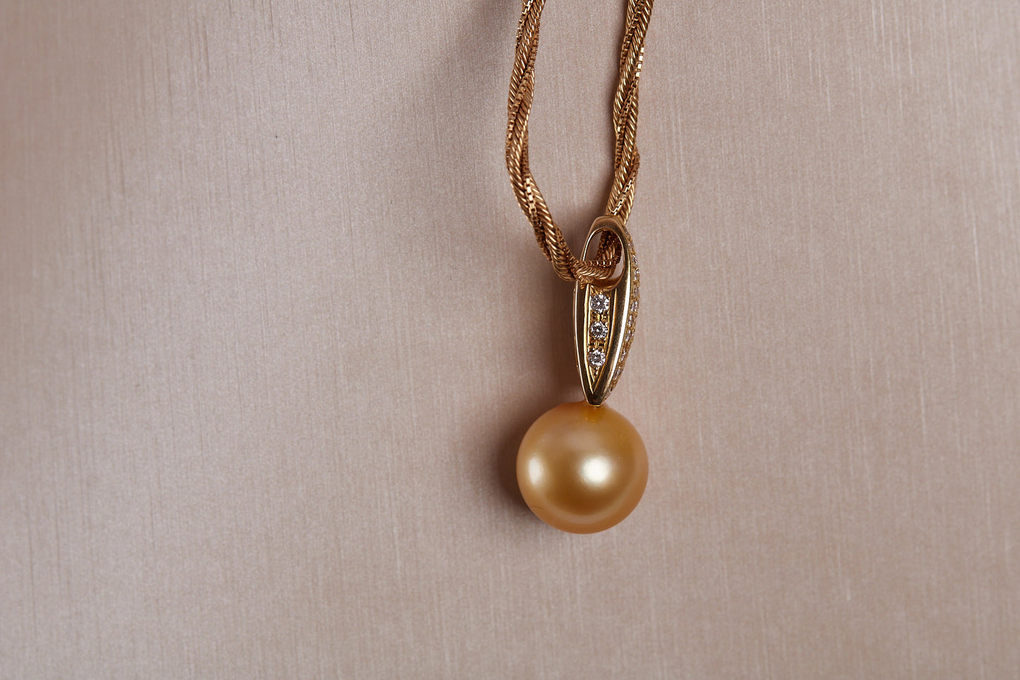 GOLDEN SOUTH SEA PEARL PENDANT WITH 18K YELLOW GOLD & DIAMOND CHAIN