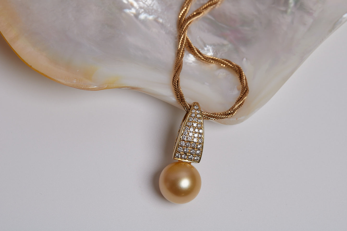 GOLDEN SOUTH SEA PEARL PENDANT WITH 18K YELLOW GOLD & DIAMOND CHAIN