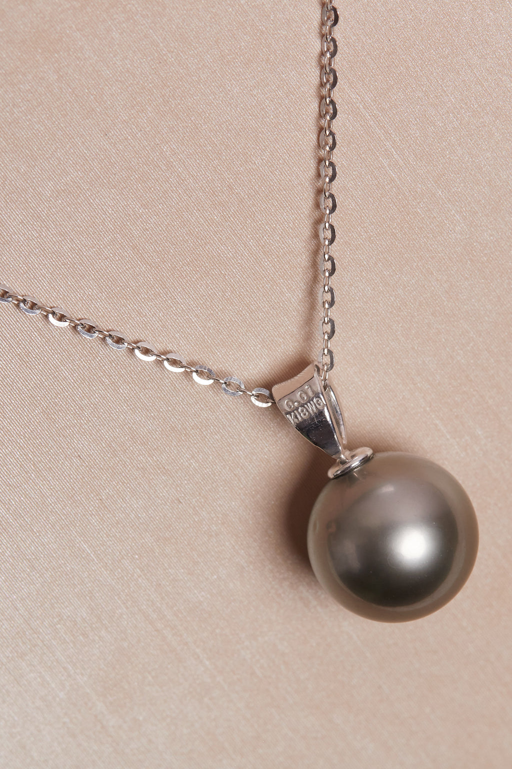 Tahitian Pearl Pendant with 18K White Gold and Diamond