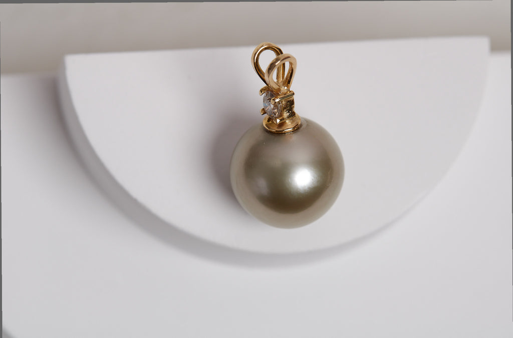 Tahitian Pearl Pendant with 3.5mm Diamond