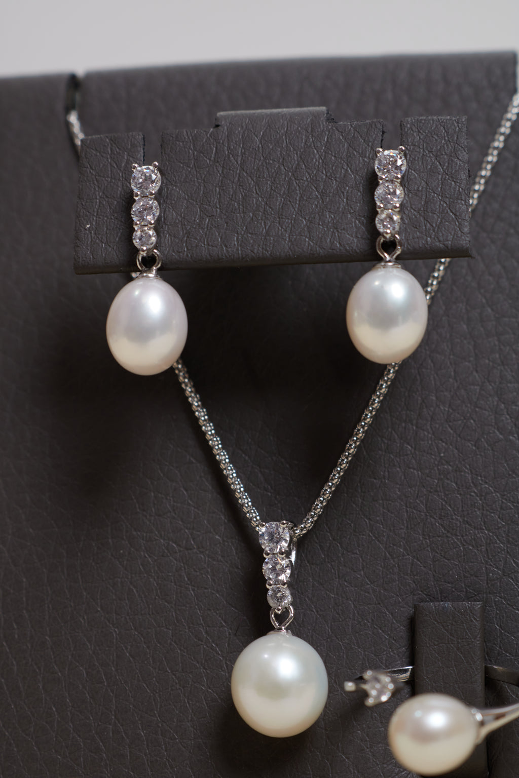 Freshwater Pearl Set: Necklace, Earrings, Rings & bracelet