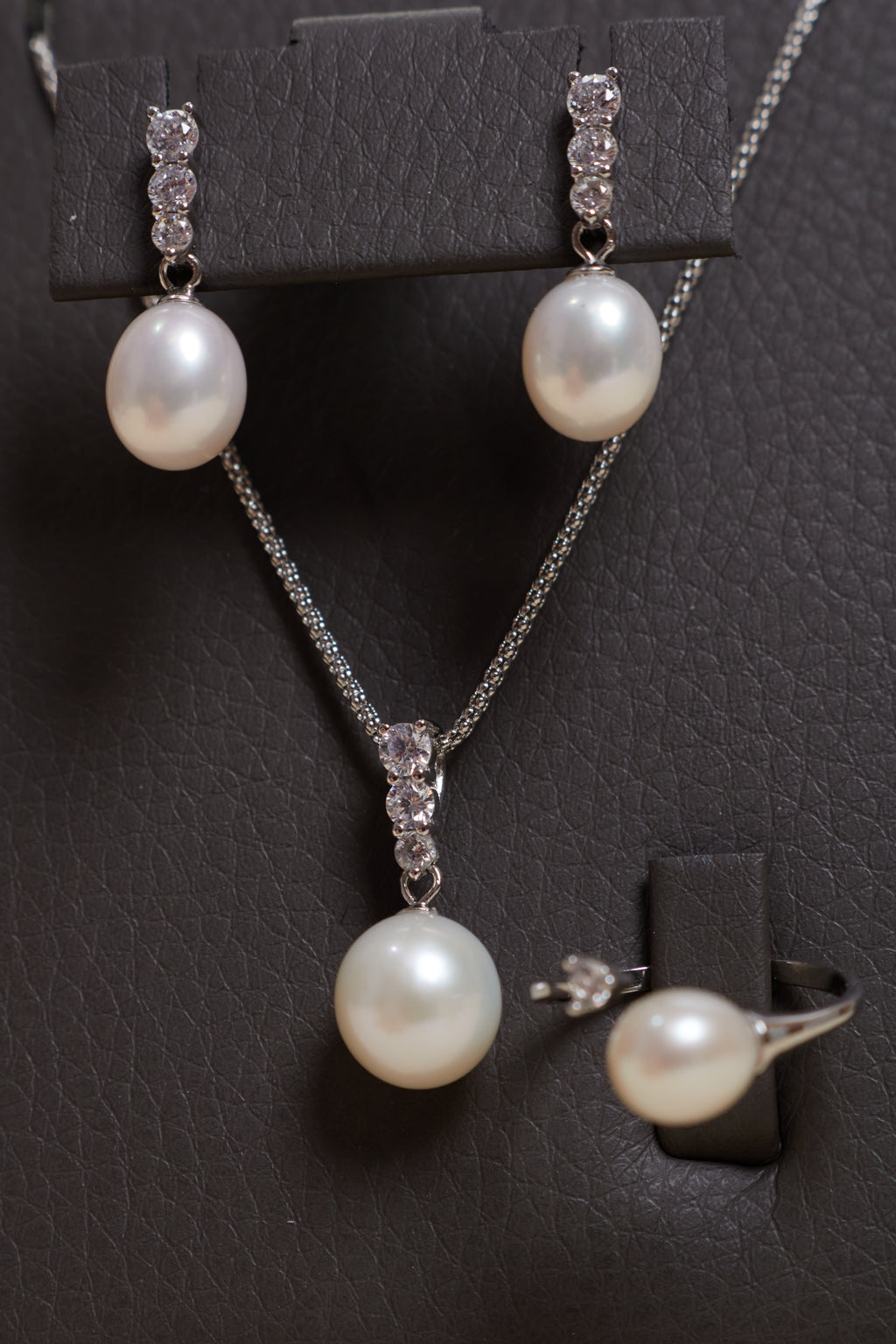 Freshwater Pearl Set: Necklace, Earrings, Rings & bracelet